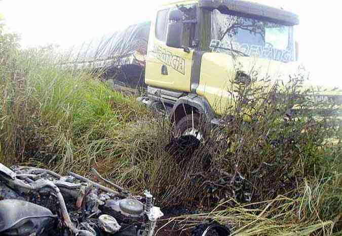 Um acidente entre um caminho, um carro e uma moto, matou o motociclista (foto: Polcia Rodoviria Federal/Divulgao)