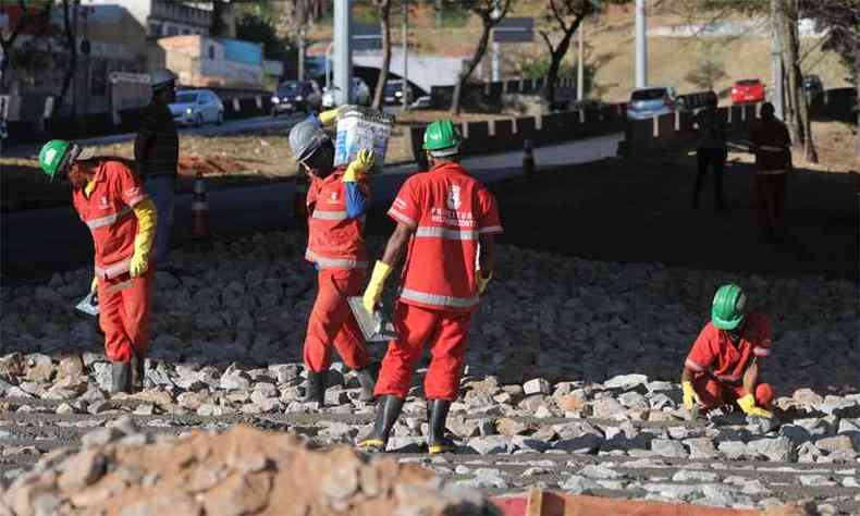 Colocao de pedras em baixio de viaduto do Complexo da Lagoinha. Prefeitura diz que objetivo  evitar fogueiras que possam prejudicar as estruturas(foto: Alexandre Guzanshe/EM/D.A Press)