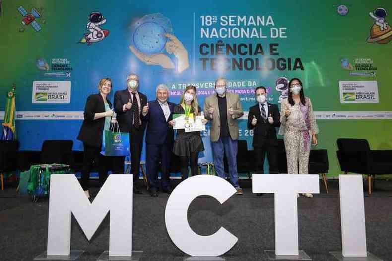 Verena Paccola Menezes recebe medalha de ordem ao mérito do MCTI
