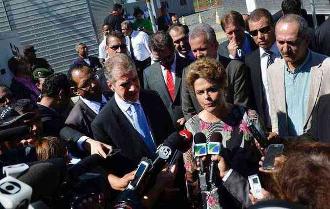 Presidenta Dilma Rousseff em entrevista coletiva a jornalista aps visitar as obras de infraestrutura do Satlite Geoestacionrio de Defesa e Comunicaes Estratgicas, do Centro de Operaes Espaciais do VI Comar da Aeronutica, em Braslia (foto: Jos Cruz/Agncia Brasil)