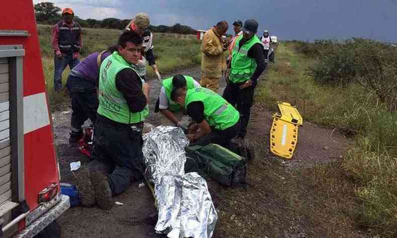 Bombeiros socorrem vtimas do acidente(foto: Defesa Civil de Durango/Divulgao)