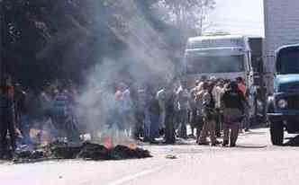 Manifestantes queimaram pneus na BR-381(foto: Edesio Ferreira/EM/D.A Press)