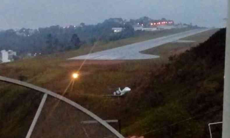 Durante pouso, aeronave seguiu direto em pista molhada e foi parar em ribanceira(foto: Reproduo/Whatsapp)