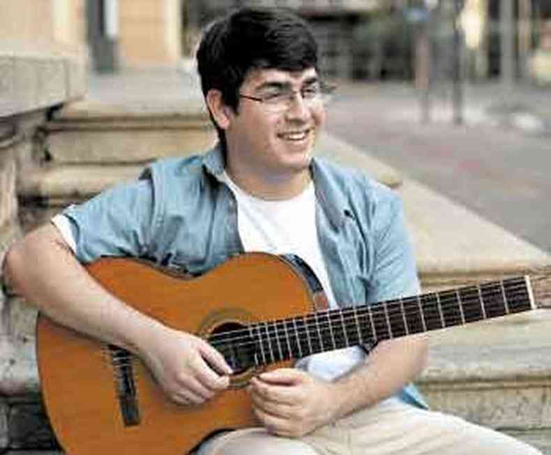 O jovem músico Felipe Bedetti sorri, segurando o violão, na capa do disco Afluentes 