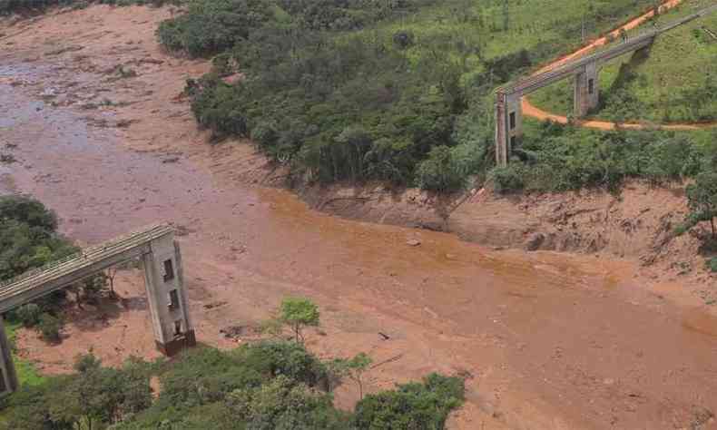 Pontilho da linha frrea que passava por Brumadinho foi destrudo com rompimento da barragem na tarde de sexta-feira(foto: Corpo de Bombeiros/Divulgao)