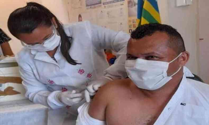Moradores esto indignados pelo fato de o prefeito de Guaribas, de 40 anos, ter sido vacinado agora(foto: Reproduo/Redes Sociais)