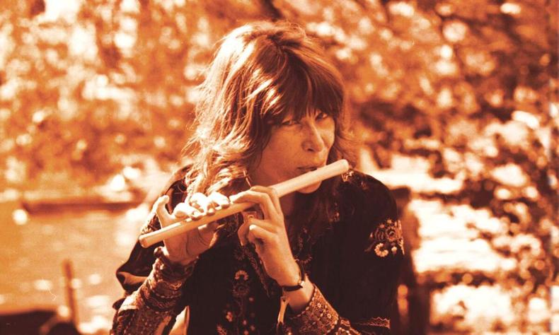 Rita Lee toca flauta no Parque Municipal, no Centro de Belo Horizonte, em setembro de 1975(foto: Evandro Santiago/EM/D.A Press/9/9/75) Rita Lee toca flauta no Parque Municipal, no Centro de Belo Horizonte, em setembro de 1975