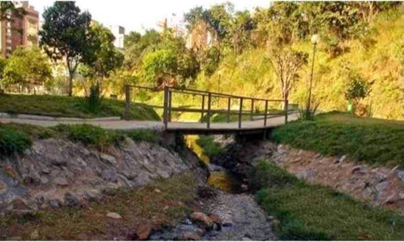 No Parque Aggeo Pio Sobrinho, o Crrego Ponte Queimada, afluente do Crrego Cercadinho, chegou a transbordar, causando muita sujeira(foto: Divulgao/ Prefeitura de Belo Horizonte)