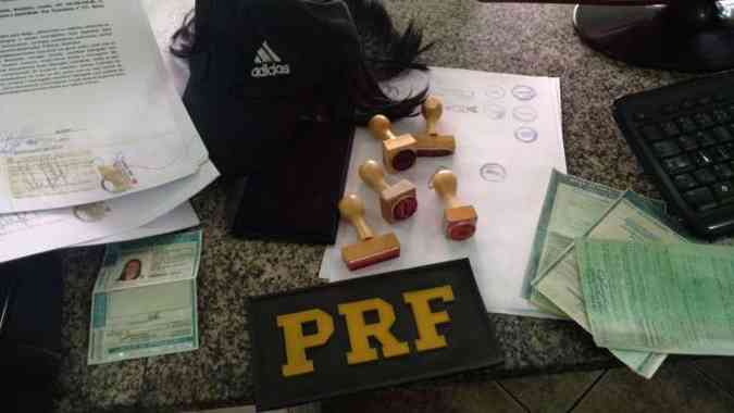 Carimbos de um cartrio e trs documentos falsos de um veculo foram apreendidos(foto: Polcia Rodoviria Federal (PRF) / Divulgao )