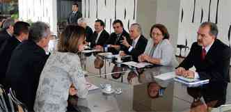 Michel Temer (C) discutiu a proposta de plebiscito com os representantes de oito partidos. Participaram da reunio Cardozo ( esquerda do vice-presidente), Ideli Salvatti e Mercante (foto: Antnio Cruz/ABR)