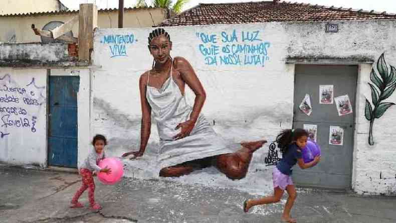 Mural pintado em homenagem a Kathlen Romeu, morta no Rio durante ao da PM; ela estava grvida de 14 semanas e foi atingida enquanto caminhava ao lado da av(foto: Reuters)