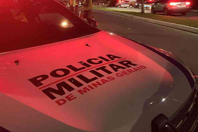 imagem do capo do carro da polcia militar na cor vermelha