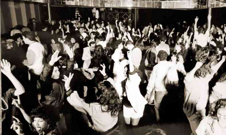 Pessoas dançam no Cabaré Mineiro, em BH