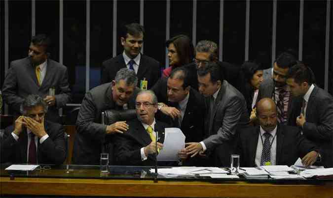 O presidente da Cmara, Eduardo Cunha, durante sesso no plenrio da Cmara, onde foi votada na madrugada desta quinta-feira a PEC da maioridade penal (foto: Fbio Rodrigues Pozzebom/Agncia Brasil)