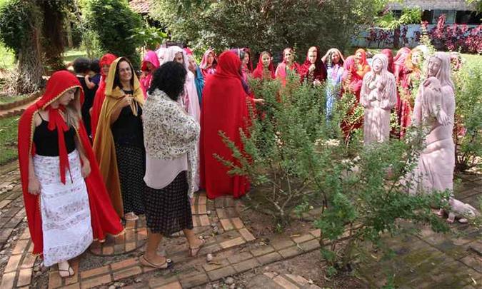 Em encontros inspirados em Madalena, mulheres que integram o grupo 'cantam, dançam, bordam, riem, choram e se curam'(foto: Edésio Ferreira/EM/DA Press) Em encontros inspirados em Madalena, mulheres que integram o grupo 'cantam, dançam, bordam, riem, choram e se curam'(foto: Edésio Ferreira/EM/DA Press)