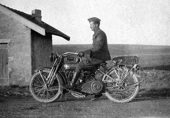 Soldado americano em uma motocicleta Harley-Davidson em 1918. Durante o ltimo ano da guerra, os Estados Unidos enviaram mais de 20 mil unidades das marcas Indian e Harley-Davidson para o conflito.(foto: San Diego Air and Space Museum)