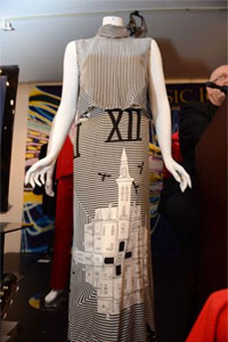 Vestido de Lady Gaga  exposto em vitrine antes do leilo(foto: AFP PHOTO / ROBYN BECK)