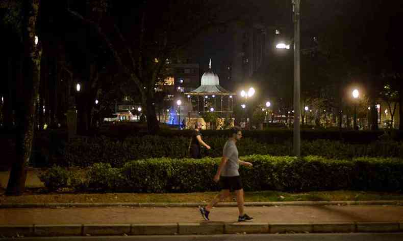 Homem caminha sem mscara na Praa da Liberdade, enquanto ndices da pandemia esto em alta em BH(foto: Tlio Santos/EM/D.A Press)