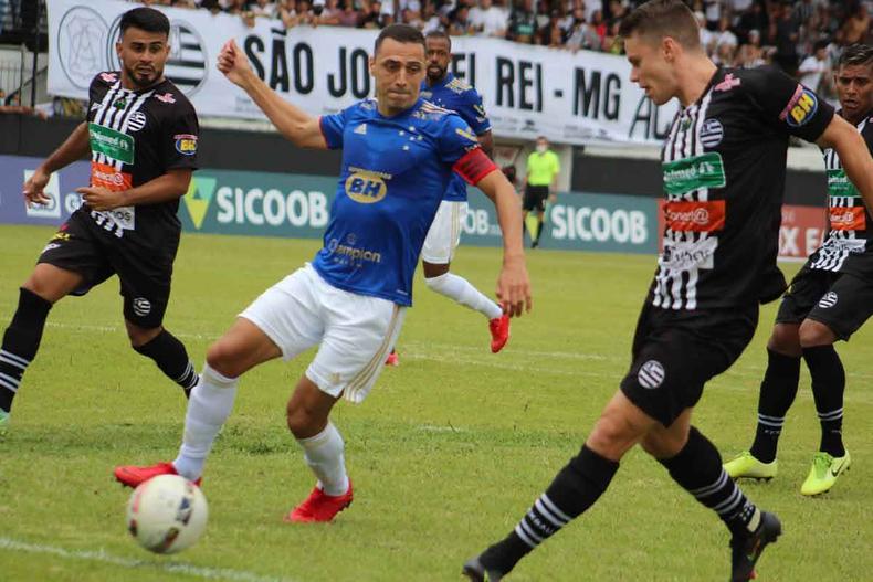 Atuação não agradou ao técnico Paulo Pezzolano, porém, triunfo garantiu o time celeste na liderança do campeonato(foto: Fernanda Trindade/Athletic Club) Atuação não agradou ao técnico Paulo Pezzolano, porém, triunfo garantiu o time celeste na liderança do campeonato