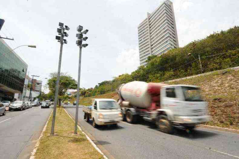 Radar na Avenida Raja Gabaglia: infringir o limite de velocidade em mais de 50% é conduta gravíssima e impõe perda de sete pontos na carteira(foto: Euler Junior/EM/D.A Press)