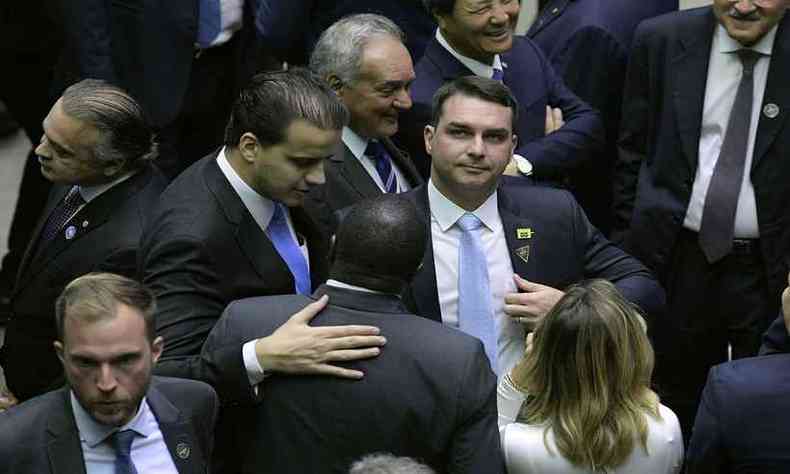 Senador Flvio Bolsonaro cercado por colegas parlamentares(foto: Flickr)