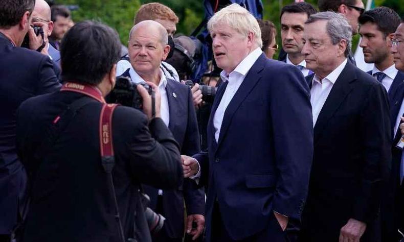 Primeiro-ministro britnico Boris Johnson (C)  ladeado pelo chanceler alemo Olaf Scholz (E) e o primeiro-ministro italiano Mario Draghi (D) durante a Cpula do G7