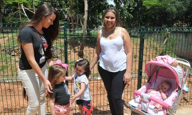 A advogada Daniele Mello e a dona de casa Francielle Mendes Anacleto passeavam ontem com as filhas no Jardim Zoológico (foto: Jair Amaral/EM/DA Press) A advogada Daniele Mello e a dona de casa Francielle Mendes Anacleto passeavam ontem com as filhas no Jardim Zoológico (foto: Jair Amaral/EM/DA Press)