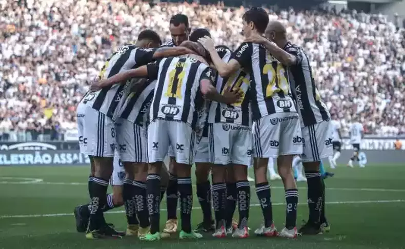 Jogadores do Atltico se abraam