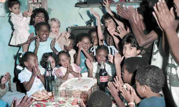 Fotografia de Afonso Pimenta mostra moradores do Aglomerado da Serra em festa de aniversrio infantil