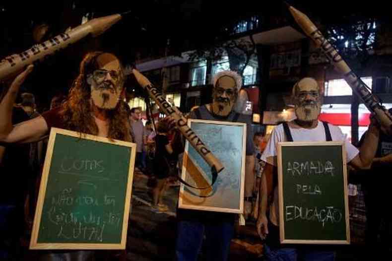 Pessoas usam mscaras com o rosto de Paulo Freire em uma manifestao em defesa da educao pblica, no Rio de Janeiro, em 30 de maio de 2019 ( AFP / Mauro Pimentel)