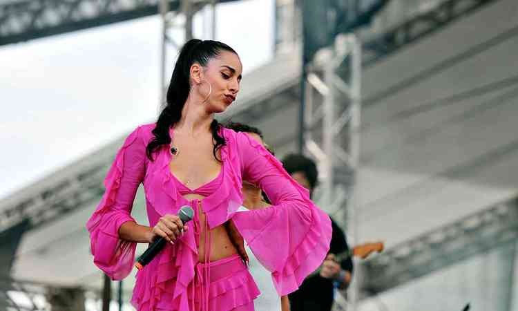 Marina Sena vestida de pink no palco do Festival Sarar, no Mineiro
