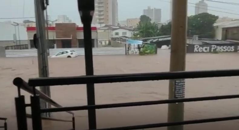Parte baixa da Avenida da Moda teve comércio inundado e empresas foram totalmente invadidas pela água(foto: Redes Sociais/Reprodução) chuva forte