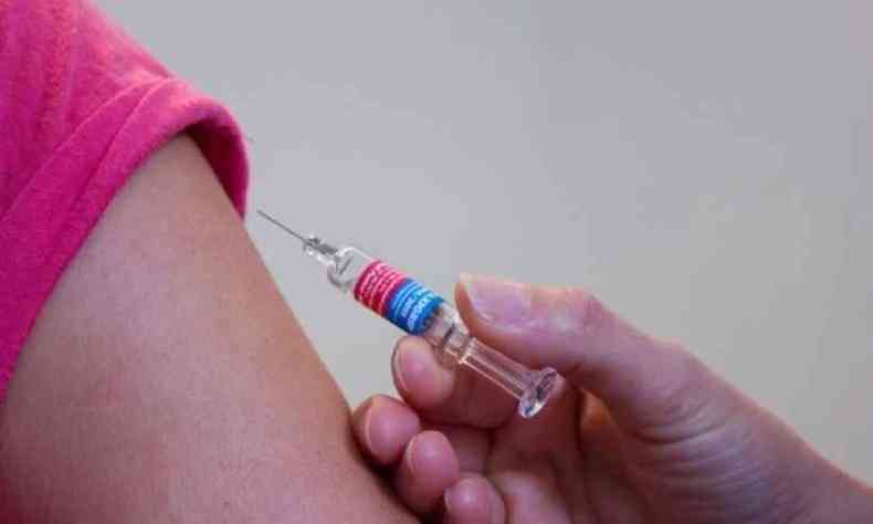 Pessoas que receberam a vacina contra COVID-19 precisam respeitar um intervalo mnimo de 14 dias antes de tomar o imunizante contra a gripe(foto: pixabay/ Reproduo)