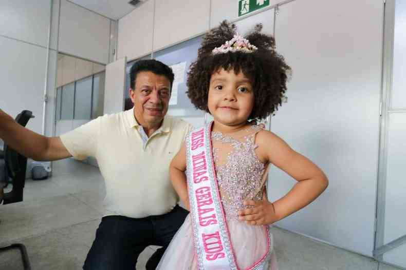 Duda Barbosa com a faixa de Miss Minas Gerais Kids ao lado do prefeito Wander Borges