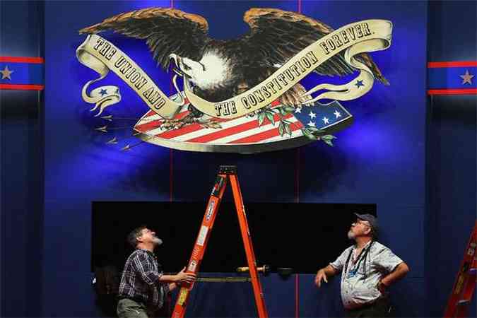 Trabalhadores fazem os ltimos preparativos para o debate presidencial em Boca Raton, Flrida(foto: Joe Raedle/Getty Images/AFP)