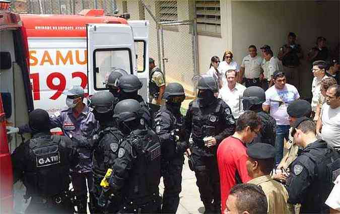 Movimentao na porta do presdio assim que o preso libertou a refm (foto: Luiz Ribeiro/EM/D. A Press )