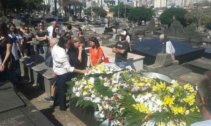 Últimas homenagens a Ronaldo Lenoir foram prestadas no Cemitério do Bonfim, onde ele foi sepultado(foto: Beto Novaes/EM/D.A PRESS) Últimas homenagens a Ronaldo Lenoir foram prestadas no Cemitério do Bonfim, onde ele foi sepultado(foto: Beto Novaes/EM/D.A PRESS)