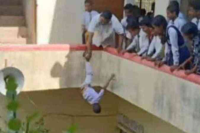  Diretor de escola é preso após pendurar criança de ponta cabeça em varanda 