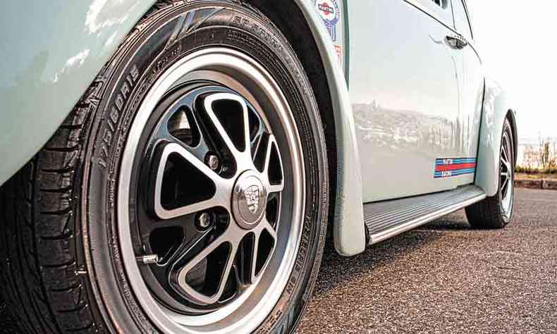 Rodas de 15 polegadas foram desenhadas pelo designer Magnus Walker, que tem um Porsche 911 com acessrios idnticos(foto: Jorge Lopes/EM/D.A Press)