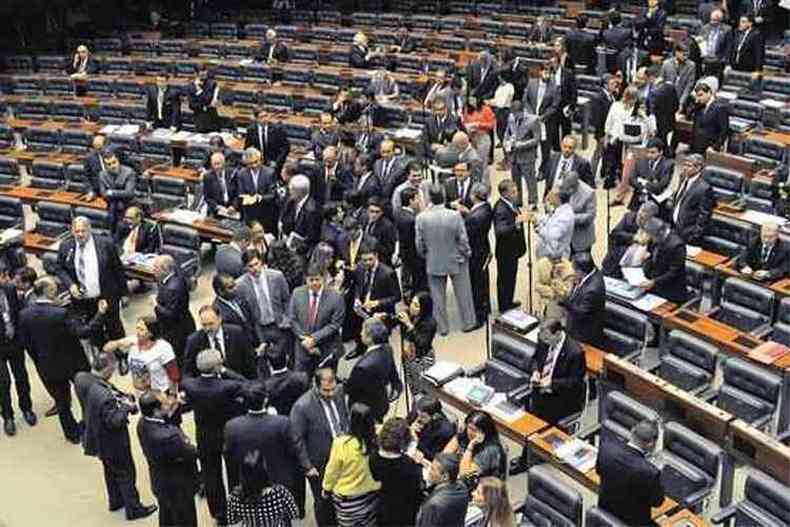 Em nova sesso marcada por bate-bocas, deputados e senadores continuaram ontem no plenrio a votao dos vetos presidenciais a pautas-bomba (foto: Jane de Arajo/Agncia Senado)