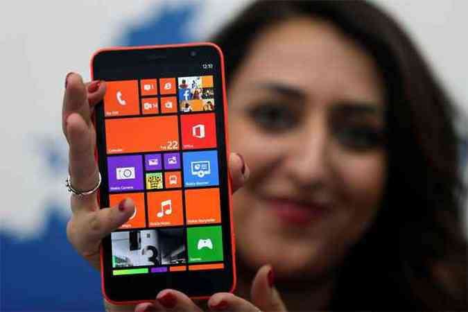 Modelo apresenta o Lumia 1320 durante o lanamento(foto: REUTERS/Ben Job)