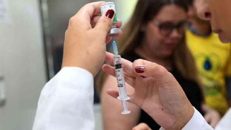 Profissional de sade prepara vacina contra a gripe