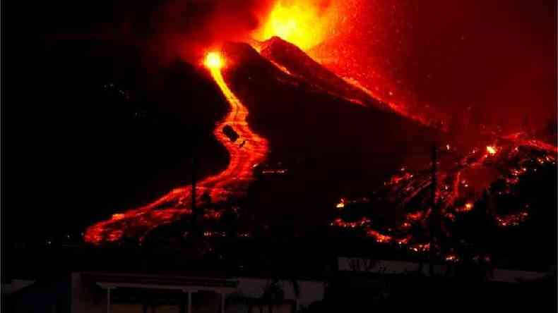 Vulco entrou em erupo neste domingo nas Ilhas Canrias, mas atividade eruptiva por enquanto s causou danos materiais na regio