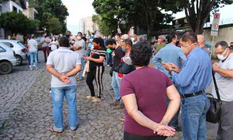 Cerca de 200 servidores protestam na porta da prefeitura de Divinpolis por aumento salarial