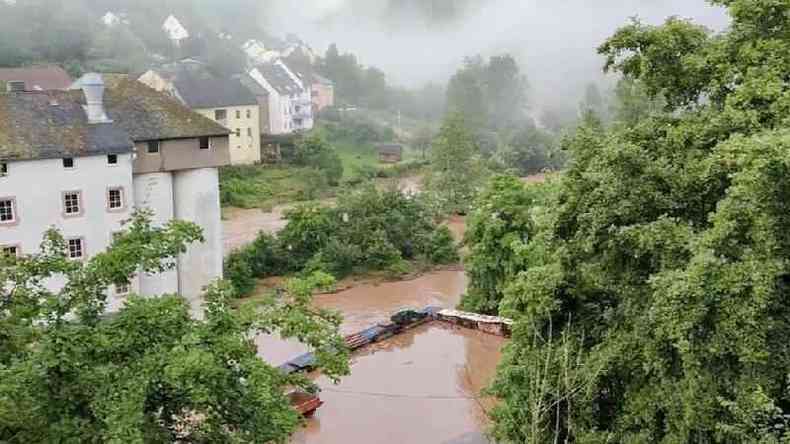 As ruas tambm ficaram inundadas na cidade alem de Kyllburg(foto: Twitter @ReneNijholt via Reuters)