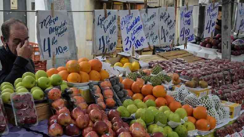 Cartazes de preos em barraca de frutas numa feira livre