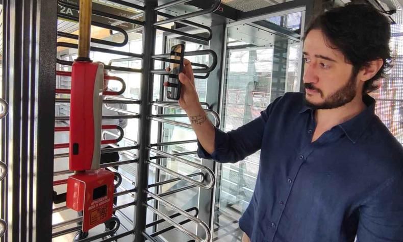 Em janeiro, o vereador e presidente da CMBH, Gabriel, foi à Estação do Move para testar o sistema de bilhetagem eletrônica, que é um dos projetos que serão votados em março(foto: Jair Amaral/EM/DA Press) Em janeiro, o vereador e presidente da CMBH, Gabriel, foi à Estação do Move para testar o sistema de bilhetagem eletrônica, que é um dos projetos que serão votados em março