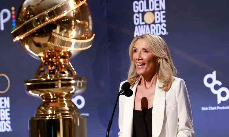 Helen Hoehne, presidente da Associao de Imprensa Estrangeira em Hollywood, fala ao microfone.  frente dela est a estatueta do prmio Globo de Ouro