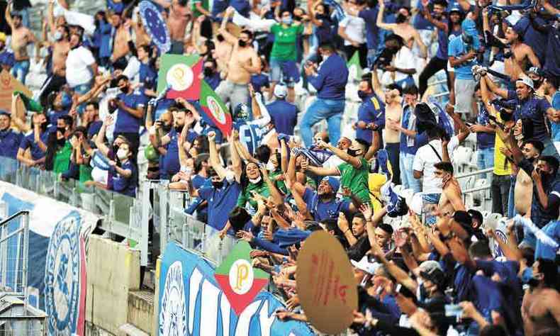 Na partida entre Cruzeiro e Confiana, o pblico foi bem menor, mas sem respeito aos protocolos(foto: Ramon Lisboa/EM/D.A Press)