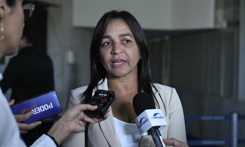 Senadora Eliziane Gama concedendo entrevista